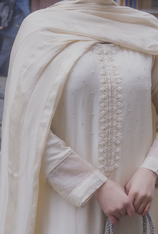 The Timeless Elegance of White Shalwar Kameez: A must have for all the Desi Ladies
