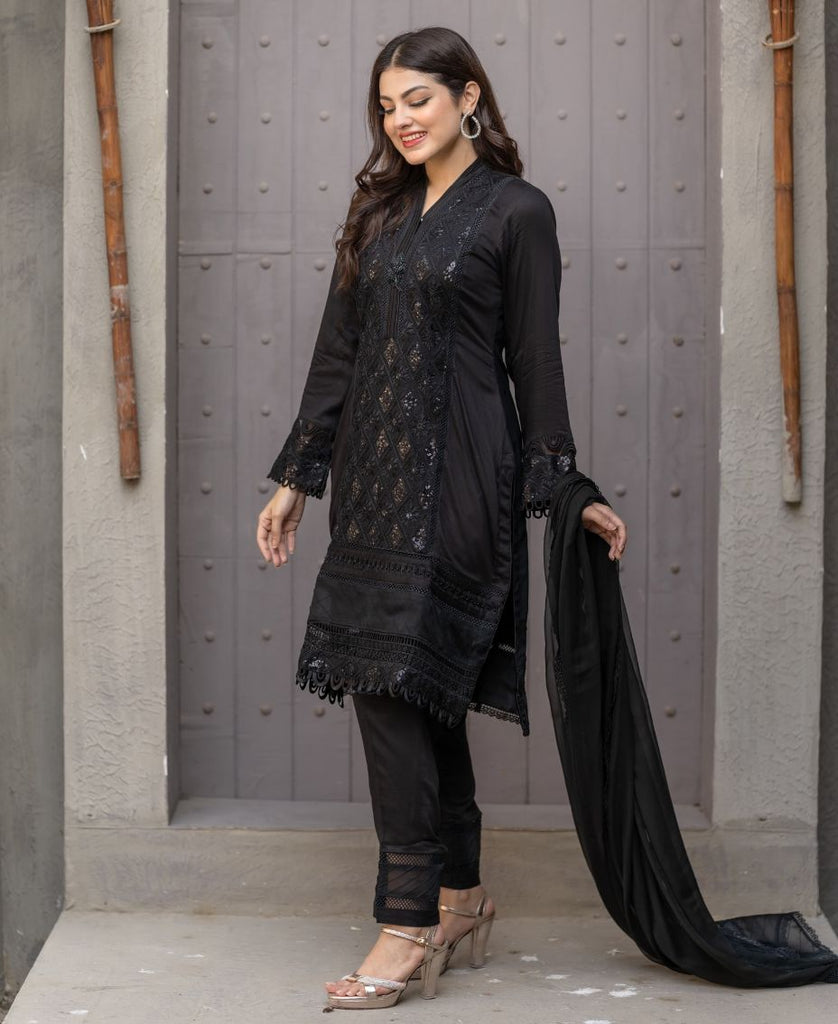 The Timeless Elegance of Pakistani and Indian Dresses: A Tribute to the Everlasting Salwar Kameez