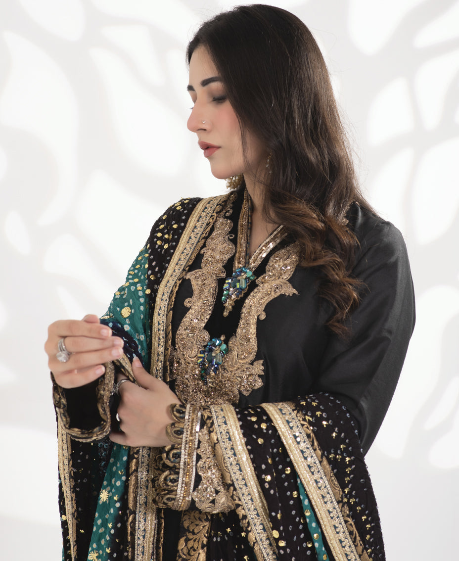 Midnight Mahal (Rawsilk Chunri outfit)