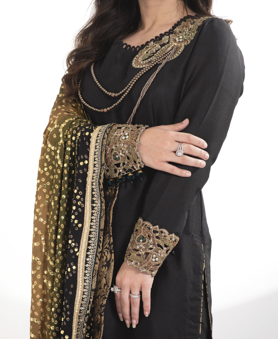 Zarina-e-Zeb ( Rawsilk Chunri outfit)