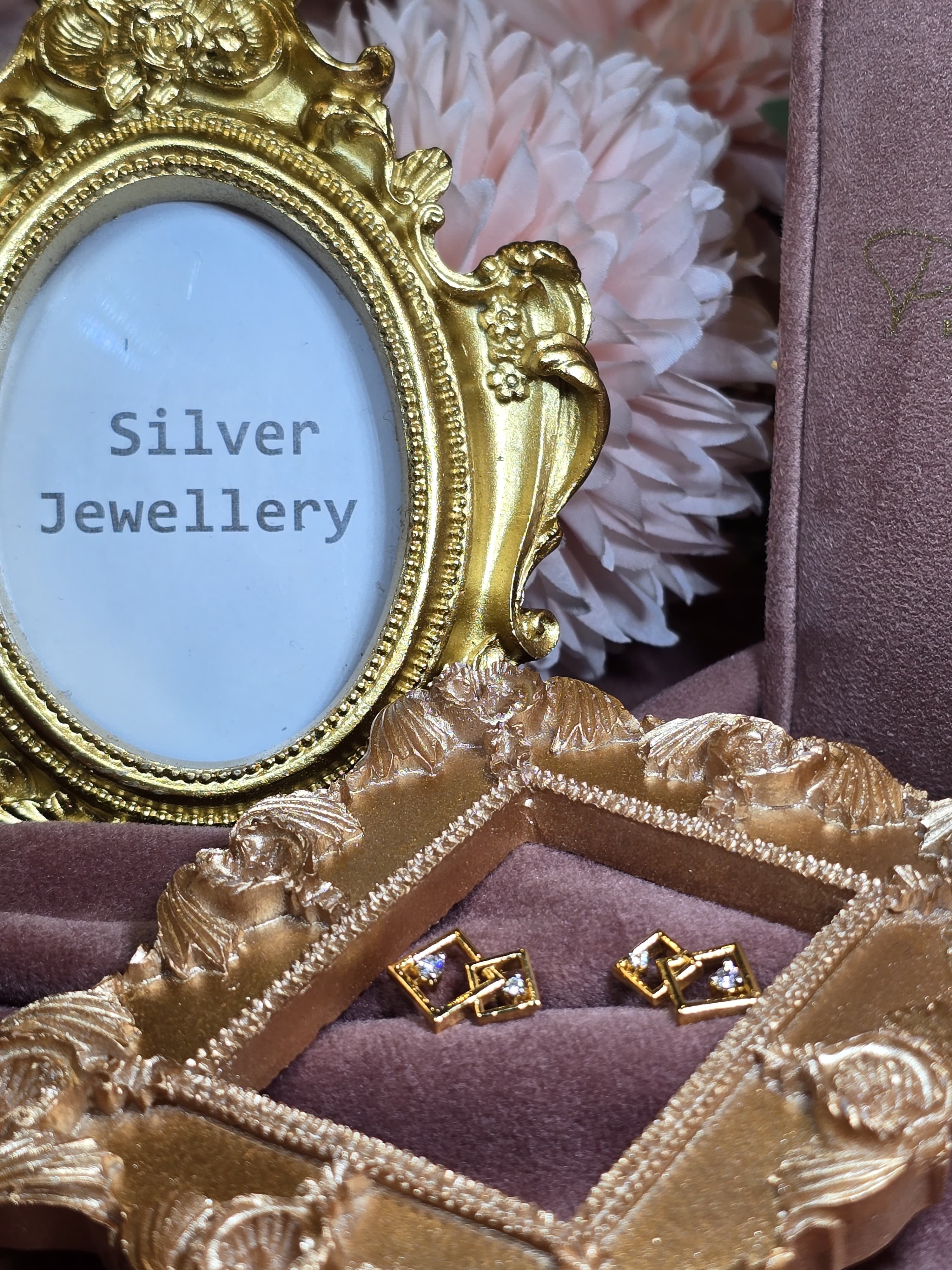 Chic Gold Studs