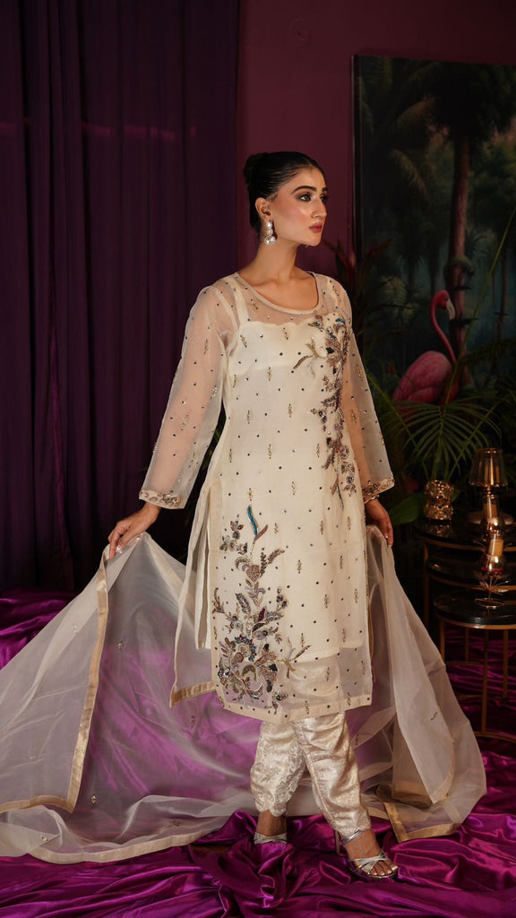 Pearls and Petals' Ethereal Wedding Collection: Embrace the Quintessence of Pakistani Elegance