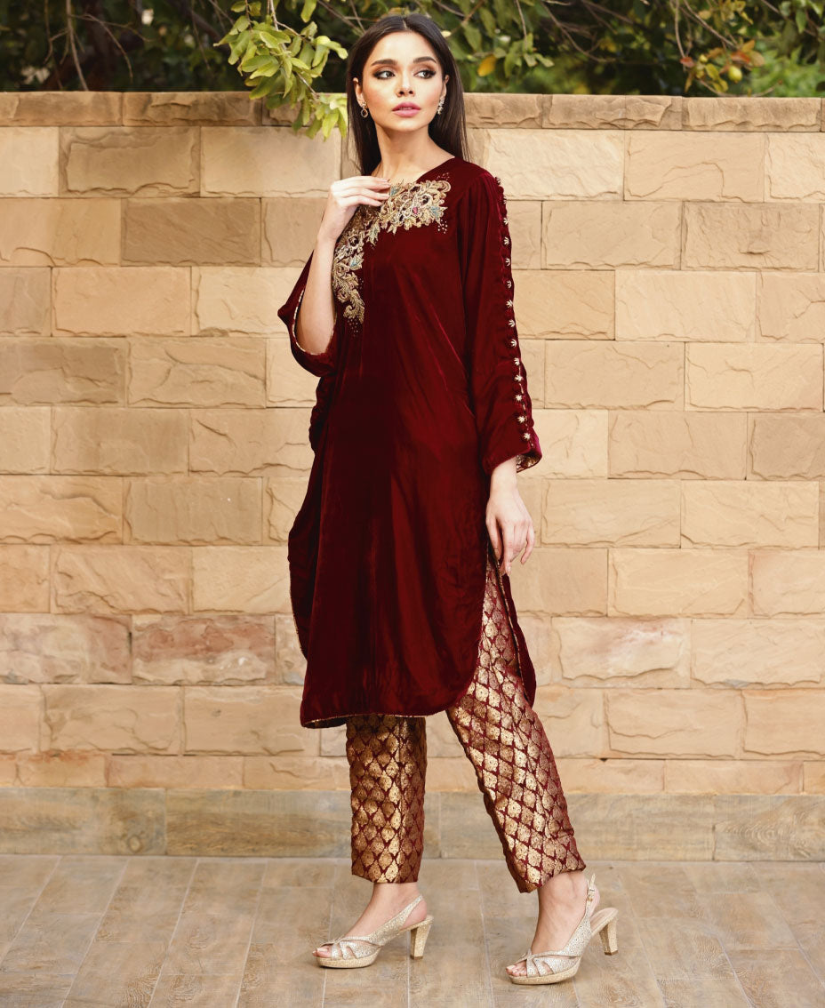 kaftan dresses by pakistani designers New collection long kaftan Pakistani inspired long kaftan Our own designer long kaftan Collection Dress neck Pearl lace work Hata Lace work Fabric : Shiny premium soft Silk Long:50-53 Size:34-46 Perfect for